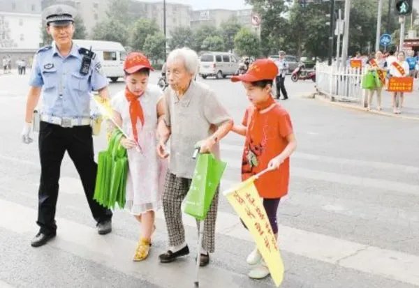 男孩不敢过马路民警暖心护送,你做过这样的暖心民警吗?
