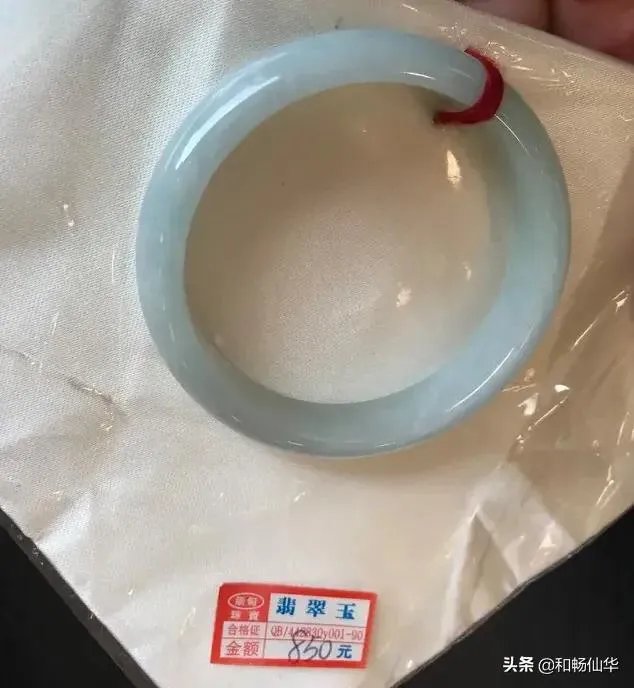 大家帮忙看看这手镯是真玉吗?
