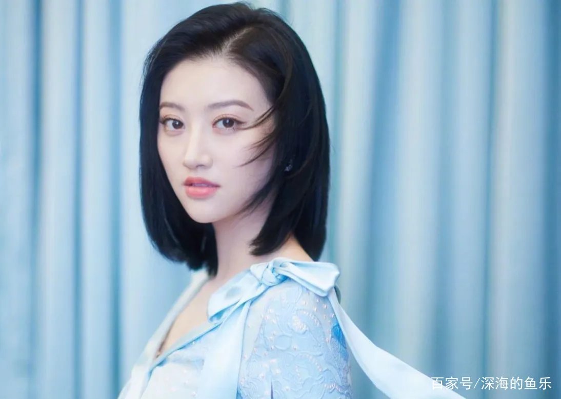 成龙不敢碰她,甄子丹想搂没搂到,王思聪不敢撕,却被任嘉伦吻了,她是谁?