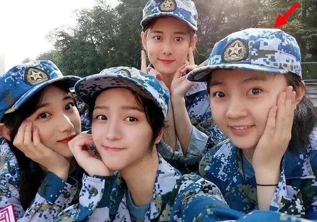 林妙可军训跟同学合影,为什么能凭学生气圈好感?