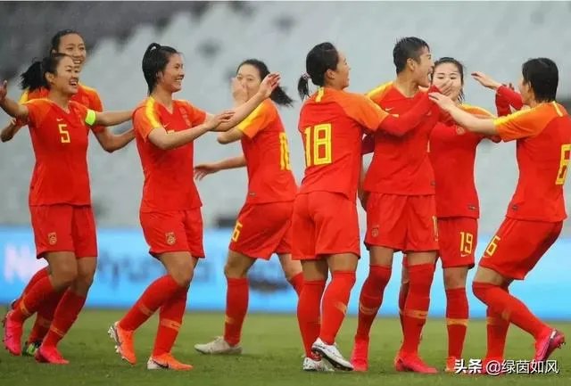 感人!中国女足6:1大胜,泰国球迷高喊武汉加油,你怎么看?