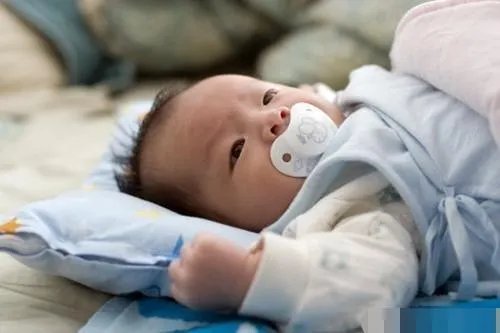 宝宝牙缝宽，都可以塞硬币了，但为什么医生说是好事？