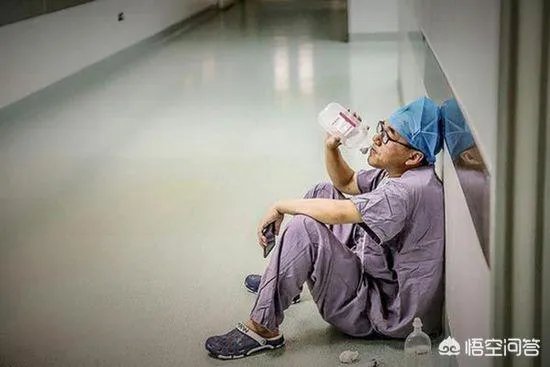 90后医生连做4台手术累倒，医生做一台手术有多累？