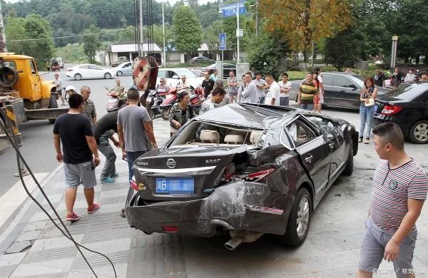 北京一小区女童被卷入车底不幸身亡,造成此事故的原因是什么?