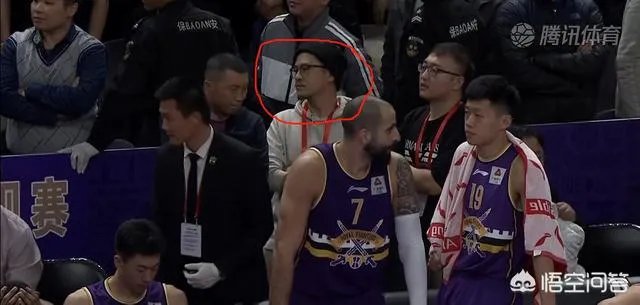 北控遭绝杀后,场边的杨毅难掩失落!他不是解说员吗?为什么不保持中立的态度呢?
