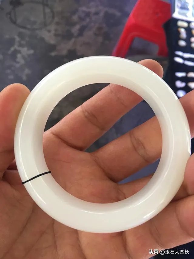 大家帮忙看看这手镯是真玉吗?