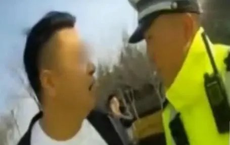 伪造号牌怼交警是怎么回事?
