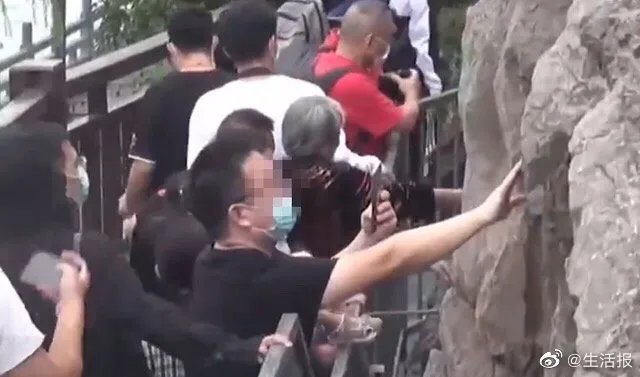 洛阳龙门石窟佛像被游客摸出包浆,这说明了什么?