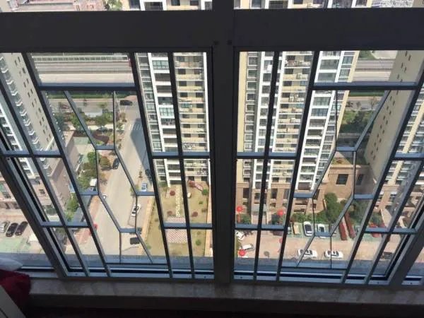 西安一小区天降百元大钞,钱是怎么被扔下来的?