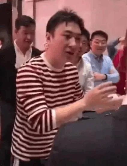 国民老公王思聪参加老同学婚礼,大手笔随礼30万,这事你怎么看?