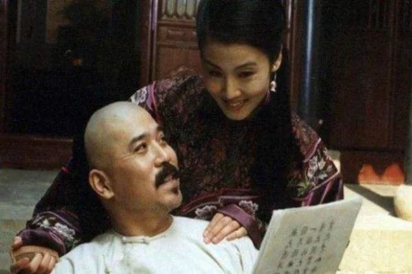 他在中国极力提倡“一夫一妻”,为何自己却娶6个姨太太?