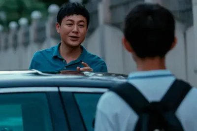 张颂文晒剧照纪念《隐秘的角落》开播2周年，剧中的他表现如何？