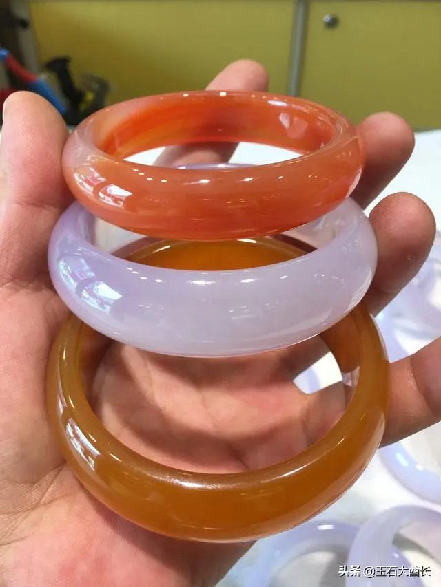 大家帮忙看看这手镯是真玉吗?