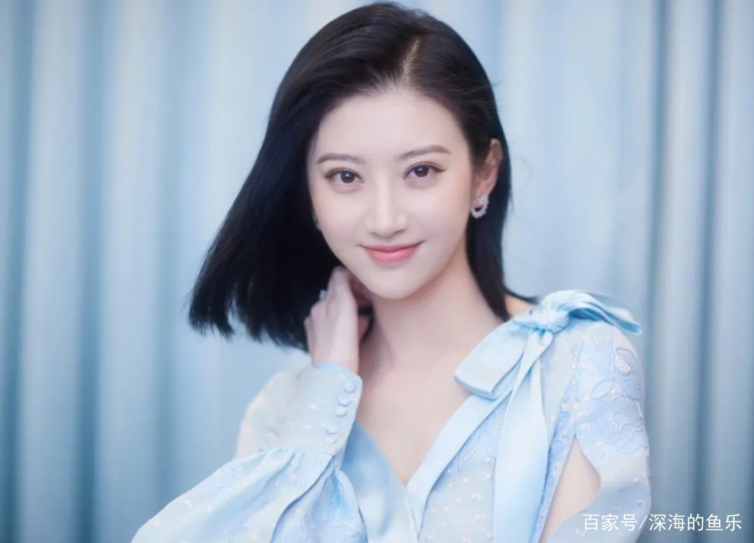成龙不敢碰她,甄子丹想搂没搂到,王思聪不敢撕,却被任嘉伦吻了,她是谁?