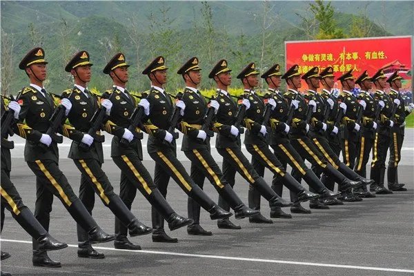 父子同上阅兵场，在家庭中父亲对儿子的影响有多大？