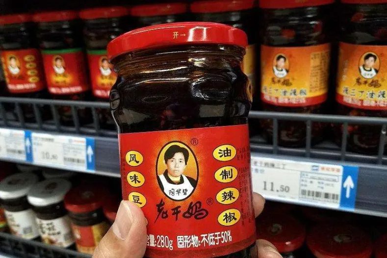 三人伪造老干妈印章，应该怎样维护老干妈利益？