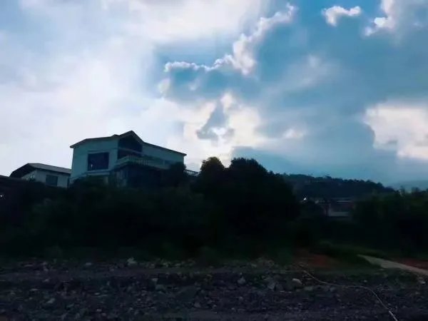 东江湖住宿哪里好些？听说住景区里面的农家乐可以省门票进去的，求攻略