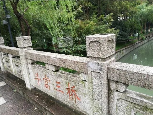 国民老公王思聪参加老同学婚礼,大手笔随礼30万,这事你怎么看?