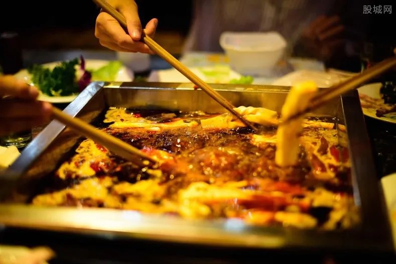 故宫火锅店菜单像圣旨 菊花锅底128元却一座难求