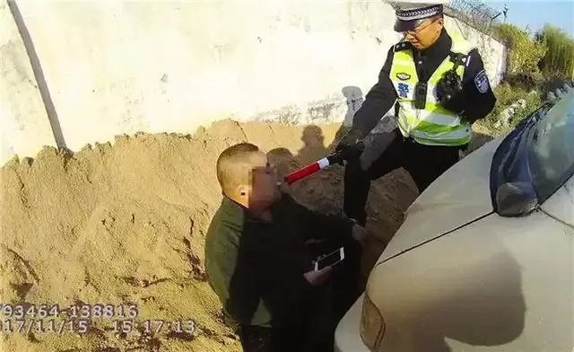 济南酒驾司机逃跑200米被抓,怼交警:我是有身份的人。这事你怎么看?