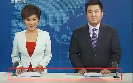 新闻联播主持人在直播时,怎么记得住那么长的稿子?